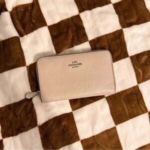 Coach Pebble Leather Medium ID Zip Wallet